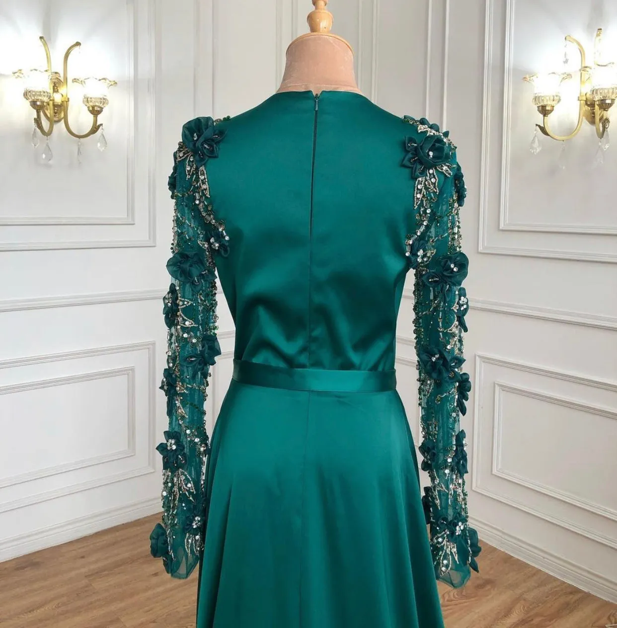 Sure, the optimized title for this e-commerce product could be: Elegant Emerald Formal Evening Dress