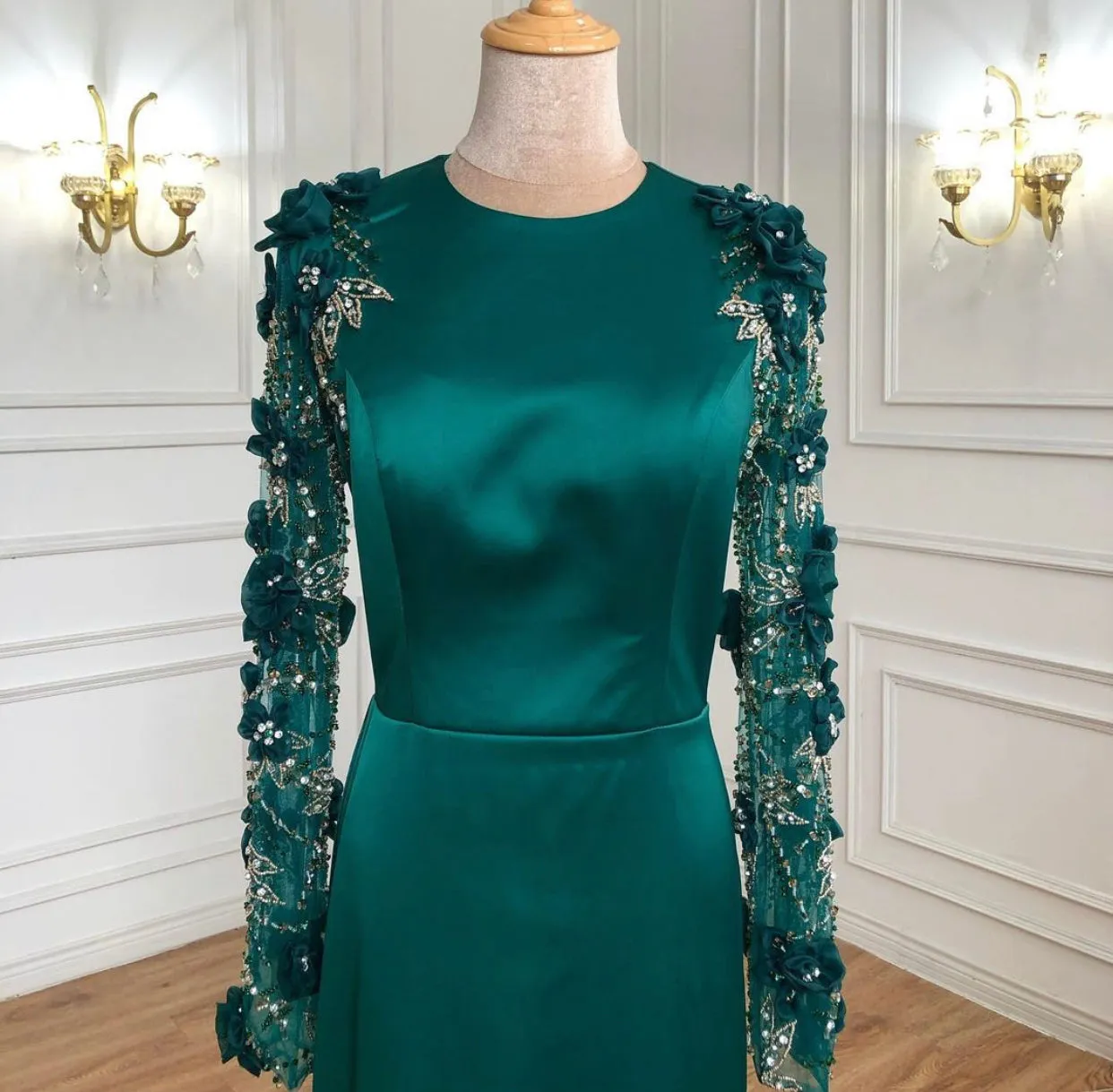 Sure, the optimized title for this e-commerce product could be: Elegant Emerald Formal Evening Dress