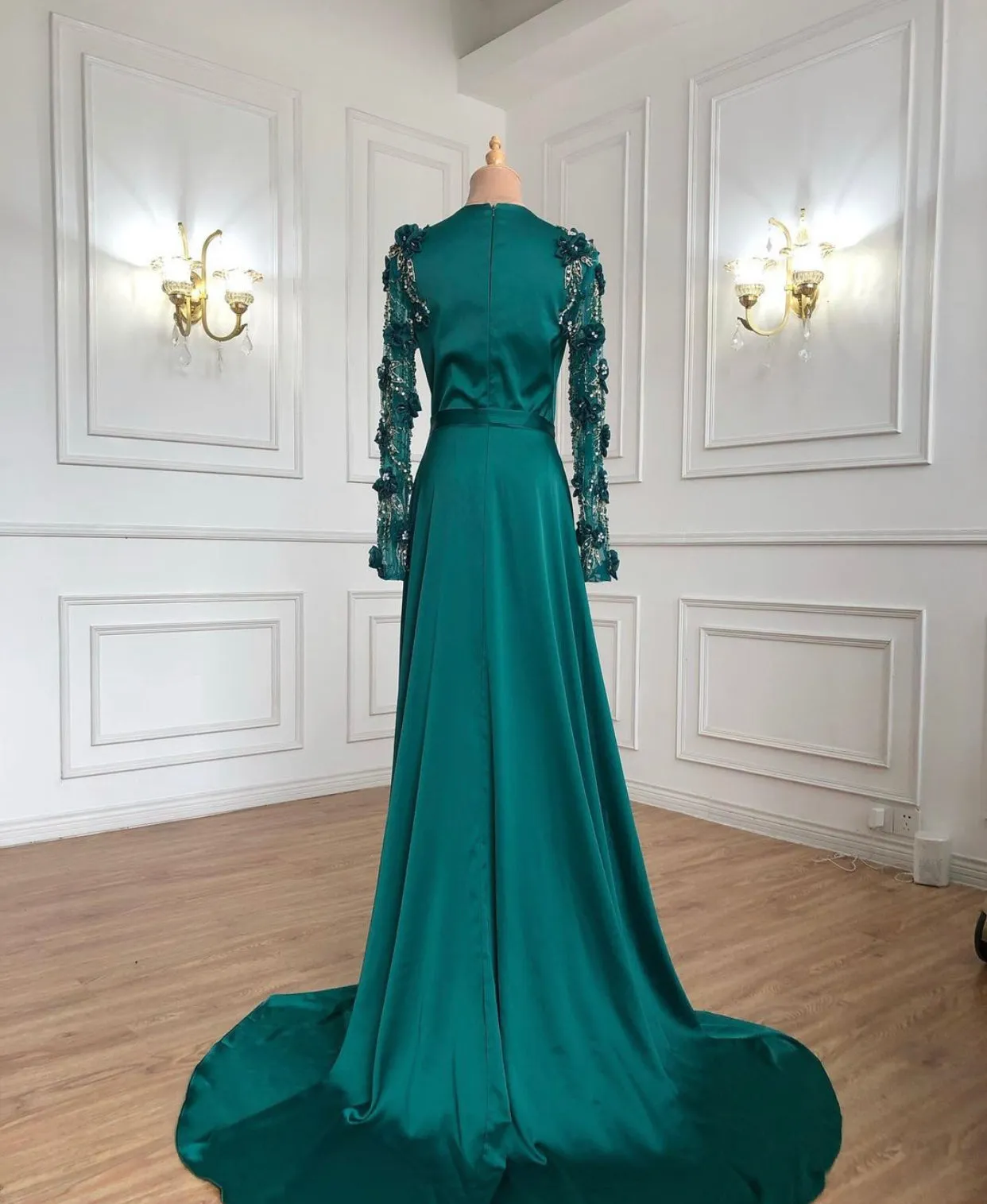 Sure, the optimized title for this e-commerce product could be: Elegant Emerald Formal Evening Dress