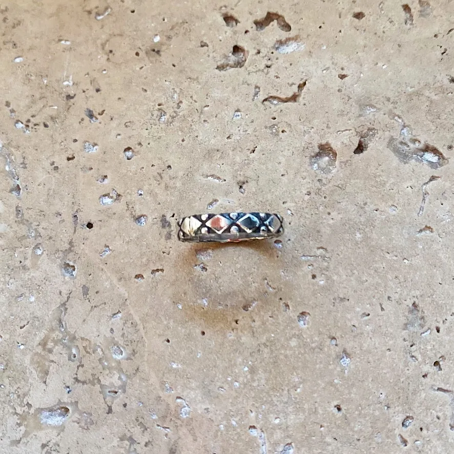 Silver Diamond Patterned Band Ring